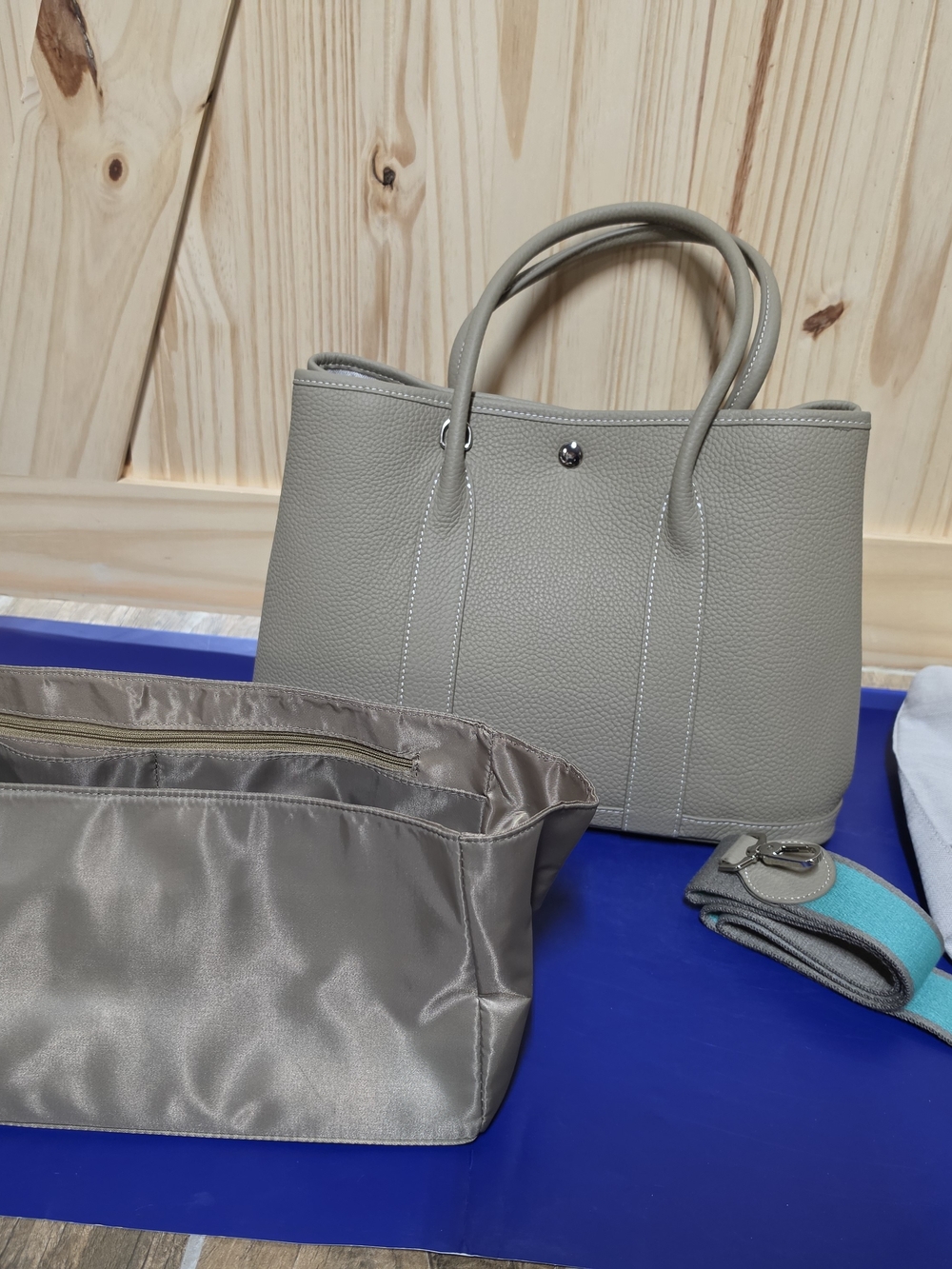 Elephant Gray Garden Party Style Leather Bag with Organizer And Strap